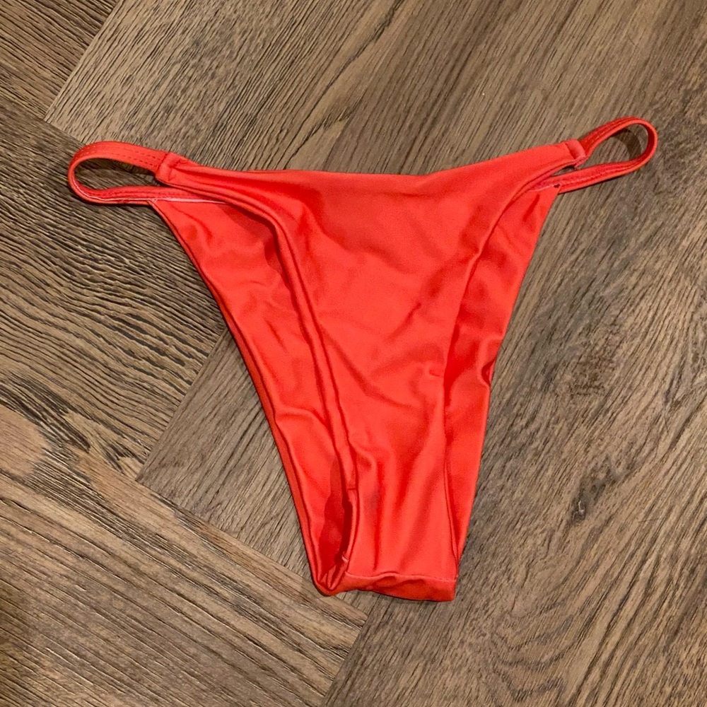 🧨 Red bikini bottoms High waisted / mid-rise